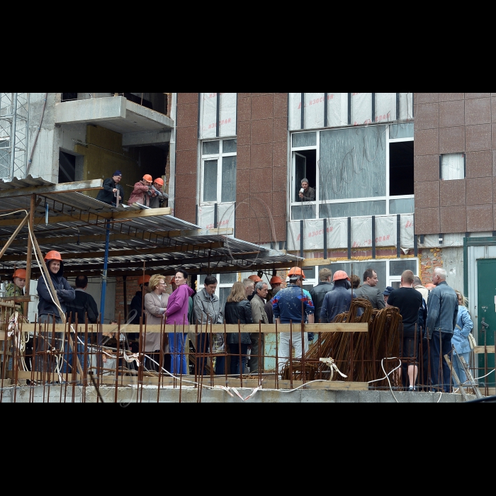 В Києві, на вул. Червоноармійській, 124а, відбулась акція «Звільніть наш двір!». Жителі протестували проти знищення шкільного стадіону, скверу, дитячого майданчика і проти захоплення двору під незаконне будівництво. Забудовник – Українська державна будівельна корпорація «Укрбуд». Жителі Голосіївського району вимагають скасувати дозвільні документи на будівництво і незаконне рішення Київради про виділення земельної ділянки під забудову. Організатор акції – громадянська кампанія «Форум порятунку Києва».