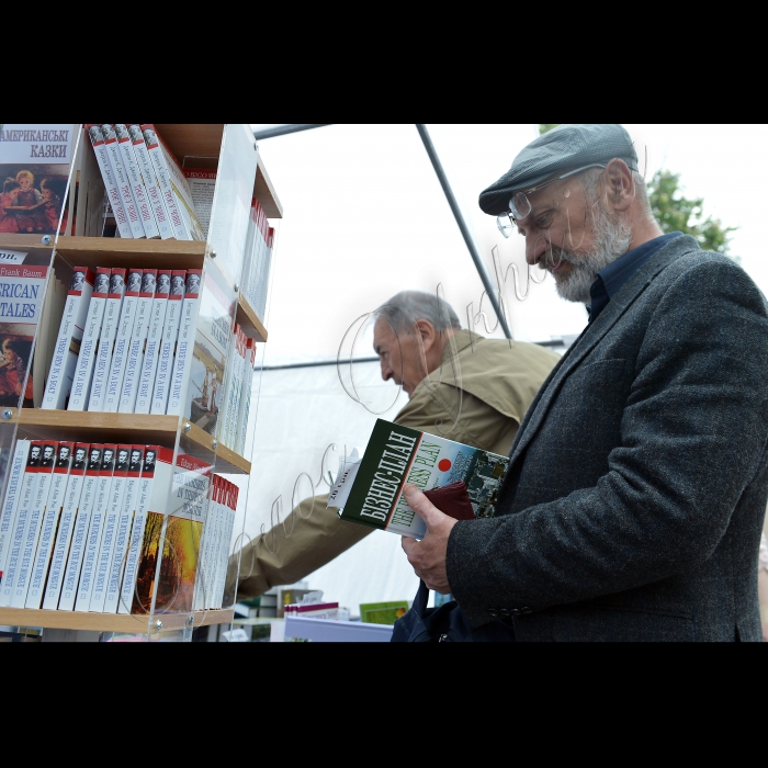 Київ. Відбулося відкриття Х Київської міжнародної книжкової виставки. Організатор -- Державний Комітет телебачення і радіомовлення України.