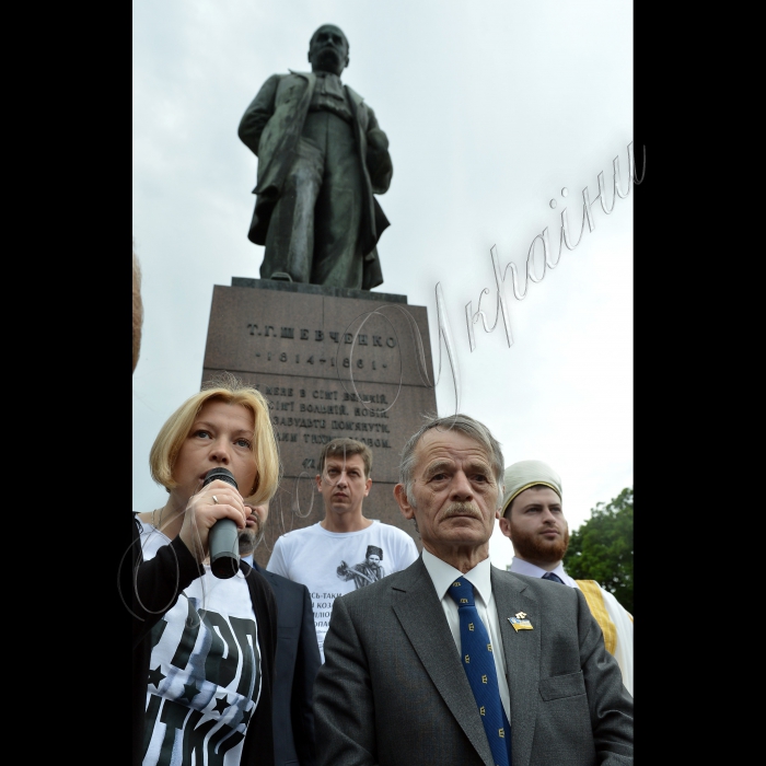 Київ, мітинг  присвячений 70-й річниці депортації кримських татар, в парку Шевченка.
Народний депутат України Ірина Геращенко, Народний депутат України, колишній голова Меджлісу кримськотатарського народу Мустафа Джемілєв 