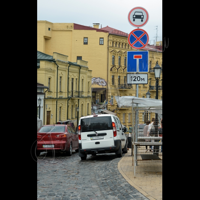 Київ. Біля Андріївської церкви, відбулась акція «Корупція виштовхує киян на велику дорогу». Кияни, щоб відправитися пішою ходою вниз по Андріївському узвозу (який з 2009 р. є пішохідним, але тільки на папері) до історичного Подолу, а далі – по забудованому тротуару вул. Сагайдачного, де, місцями, не може проїхати інвалідна або дитяча коляска. Мета заходу – привернути увагу до протиправної забудови тротуарів прибудовами до ресторанів і кафе, всупереч нормам чинного законодавства та численним скаргам жителів міста. Організатори акції – громадянська кампанія «Форум порятунку Києва», ВГО «Київське віче».