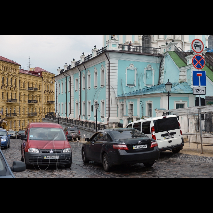 Київ. Біля Андріївської церкви, відбулась акція «Корупція виштовхує киян на велику дорогу». Кияни, щоб відправитися пішою ходою вниз по Андріївському узвозу (який з 2009 р. є пішохідним, але тільки на папері) до історичного Подолу, а далі – по забудованому тротуару вул. Сагайдачного, де, місцями, не може проїхати інвалідна або дитяча коляска. Мета заходу – привернути увагу до протиправної забудови тротуарів прибудовами до ресторанів і кафе, всупереч нормам чинного законодавства та численним скаргам жителів міста. Організатори акції – громадянська кампанія «Форум порятунку Києва», ВГО «Київське віче».