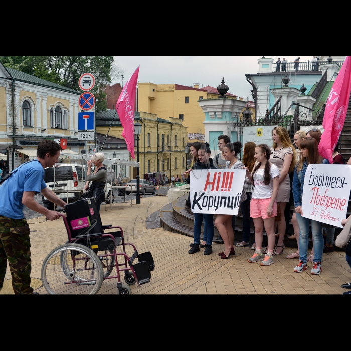 Київ. Біля Андріївської церкви, відбулась акція «Корупція виштовхує киян на велику дорогу». Кияни, щоб відправитися пішою ходою вниз по Андріївському узвозу (який з 2009 р. є пішохідним, але тільки на папері) до історичного Подолу, а далі – по забудованому тротуару вул. Сагайдачного, де, місцями, не може проїхати інвалідна або дитяча коляска. Мета заходу – привернути увагу до протиправної забудови тротуарів прибудовами до ресторанів і кафе, всупереч нормам чинного законодавства та численним скаргам жителів міста. Організатори акції – громадянська кампанія «Форум порятунку Києва», ВГО «Київське віче».