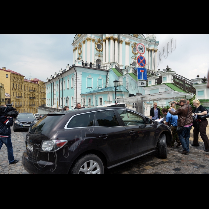 Київ. Біля Андріївської церкви, відбулась акція «Корупція виштовхує киян на велику дорогу». Кияни, щоб відправитися пішою ходою вниз по Андріївському узвозу (який з 2009 р. є пішохідним, але тільки на папері) до історичного Подолу, а далі – по забудованому тротуару вул. Сагайдачного, де, місцями, не може проїхати інвалідна або дитяча коляска. Мета заходу – привернути увагу до протиправної забудови тротуарів прибудовами до ресторанів і кафе, всупереч нормам чинного законодавства та численним скаргам жителів міста. Організатори акції – громадянська кампанія «Форум порятунку Києва», ВГО «Київське віче».