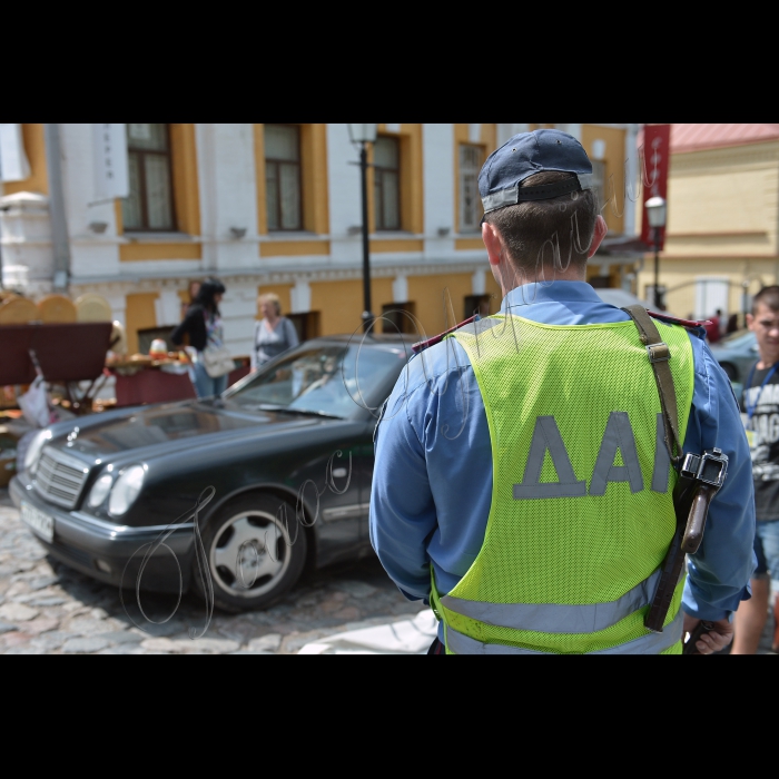 Київ. Біля Андріївської церкви, відбулась акція «Корупція виштовхує киян на велику дорогу». Кияни, щоб відправитися пішою ходою вниз по Андріївському узвозу (який з 2009 р. є пішохідним, але тільки на папері) до історичного Подолу, а далі – по забудованому тротуару вул. Сагайдачного, де, місцями, не може проїхати інвалідна або дитяча коляска. Мета заходу – привернути увагу до протиправної забудови тротуарів прибудовами до ресторанів і кафе, всупереч нормам чинного законодавства та численним скаргам жителів міста. Організатори акції – громадянська кампанія «Форум порятунку Києва», ВГО «Київське віче».