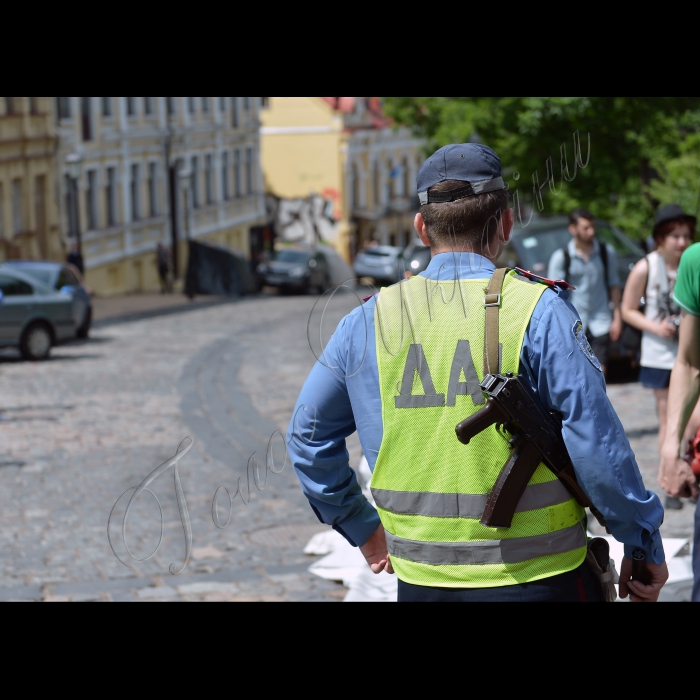 Київ. Біля Андріївської церкви, відбулась акція «Корупція виштовхує киян на велику дорогу». Кияни, щоб відправитися пішою ходою вниз по Андріївському узвозу (який з 2009 р. є пішохідним, але тільки на папері) до історичного Подолу, а далі – по забудованому тротуару вул. Сагайдачного, де, місцями, не може проїхати інвалідна або дитяча коляска. Мета заходу – привернути увагу до протиправної забудови тротуарів прибудовами до ресторанів і кафе, всупереч нормам чинного законодавства та численним скаргам жителів міста. Організатори акції – громадянська кампанія «Форум порятунку Києва», ВГО «Київське віче».