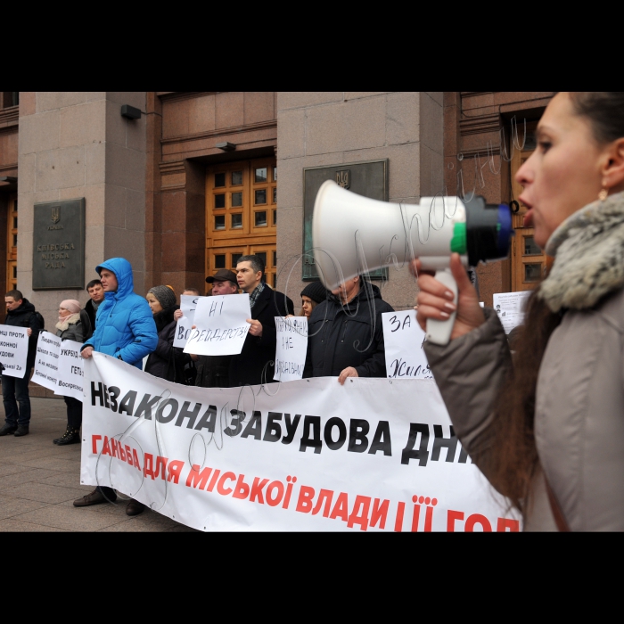 Жителі історичних будинків центру столиці провели пікетування першого засідання новообраної Київської міської ради під гаслом: «Врятуйте сквер на Жилянській від Войцеховського!» та проти незаконних забудов у столиці. Місцеві жителі протестують проти захоплення прибудинкової території компаніями забудовника Анатолія Войцеховського і проти бездіяльності влади міста. Протестувальники вимагають облаштування скверу, який вони відстоюють третій рік. Організатор акції – ГО «Барви життя».