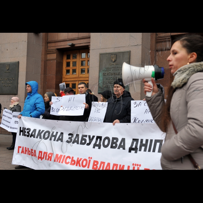 Жителі історичних будинків центру столиці провели пікетування першого засідання новообраної Київської міської ради під гаслом: «Врятуйте сквер на Жилянській від Войцеховського!» та проти незаконних забудов у столиці. Місцеві жителі протестують проти захоплення прибудинкової території компаніями забудовника Анатолія Войцеховського і проти бездіяльності влади міста. Протестувальники вимагають облаштування скверу, який вони відстоюють третій рік. Організатор акції – ГО «Барви життя».