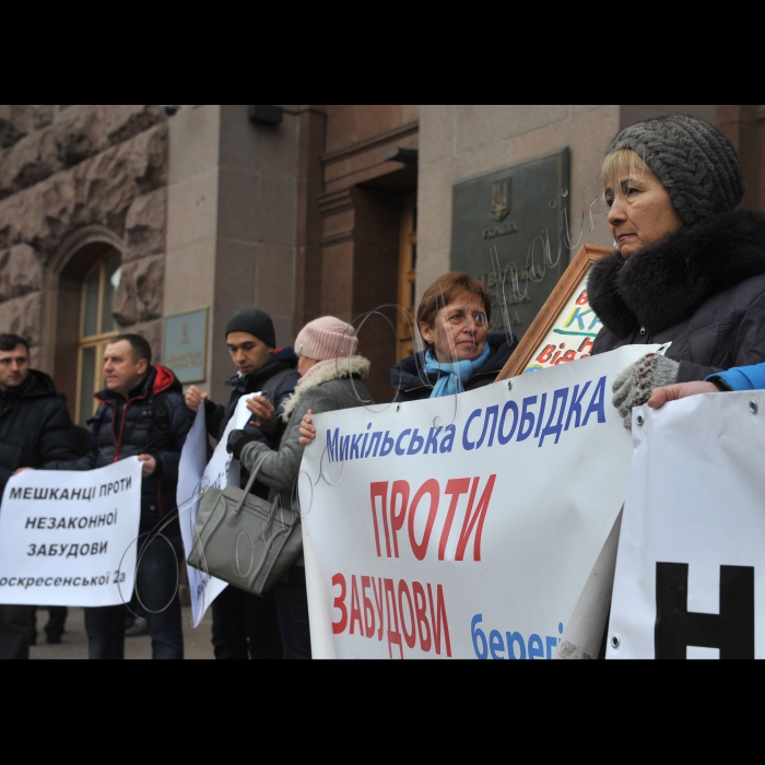 Жителі історичних будинків центру столиці провели пікетування першого засідання новообраної Київської міської ради під гаслом: «Врятуйте сквер на Жилянській від Войцеховського!» та проти незаконних забудов у столиці. Місцеві жителі протестують проти захоплення прибудинкової території компаніями забудовника Анатолія Войцеховського і проти бездіяльності влади міста. Протестувальники вимагають облаштування скверу, який вони відстоюють третій рік. Організатор акції – ГО «Барви життя».