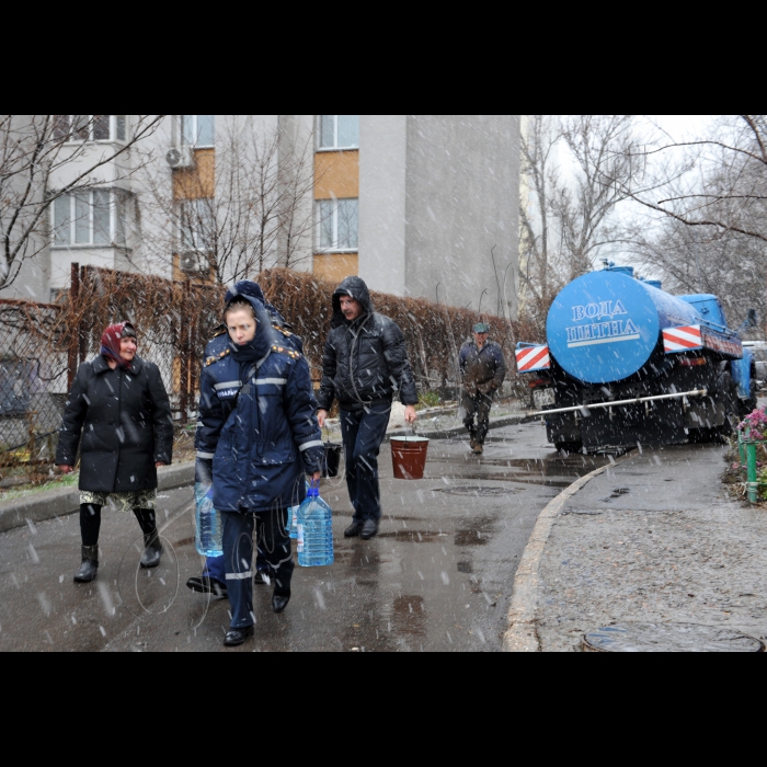 Київ. Червонозоряний проспект 14, зсув ґрунту біля будинку