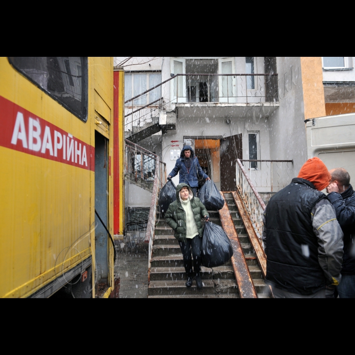 Київ. Червонозоряний проспект 14, зсув ґрунту біля будинку