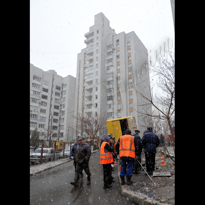 Київ. Червонозоряний проспект 14, зсув ґрунту біля будинку