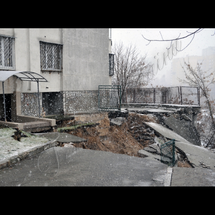 Київ. Червонозоряний проспект 14, зсув ґрунту біля будинку