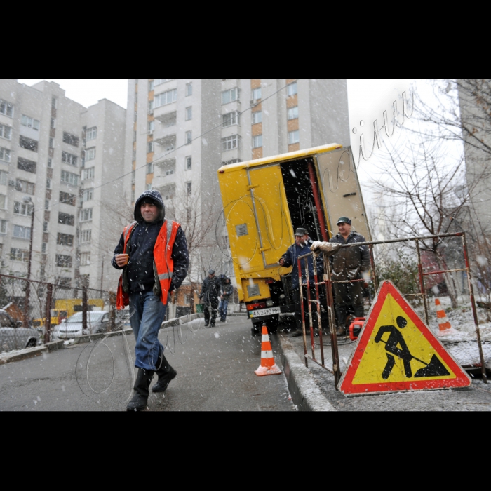 Київ. Червонозоряний проспект 14, зсув ґрунту біля будинку