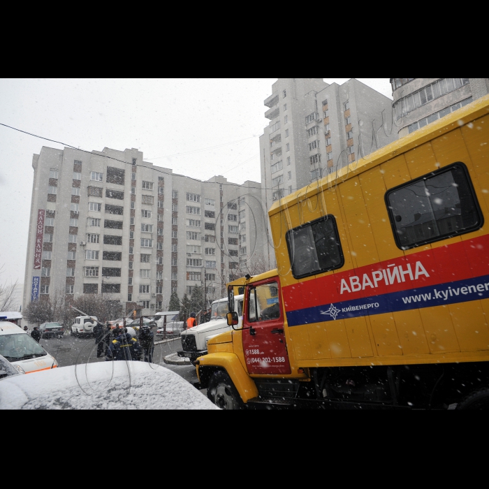 Київ. Червонозоряний проспект 14, зсув ґрунту біля будинку