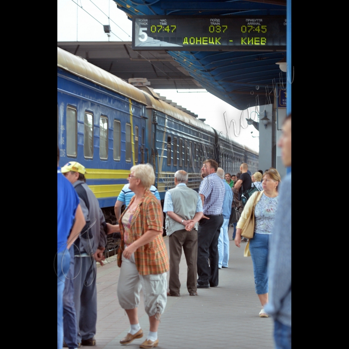 Київ. Центральний Залізничий вокзал. Прибуття потяга із Донецька.