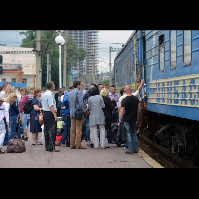 Київ. Центральний Залізничий вокзал. Прибуття потяга із Донецька.