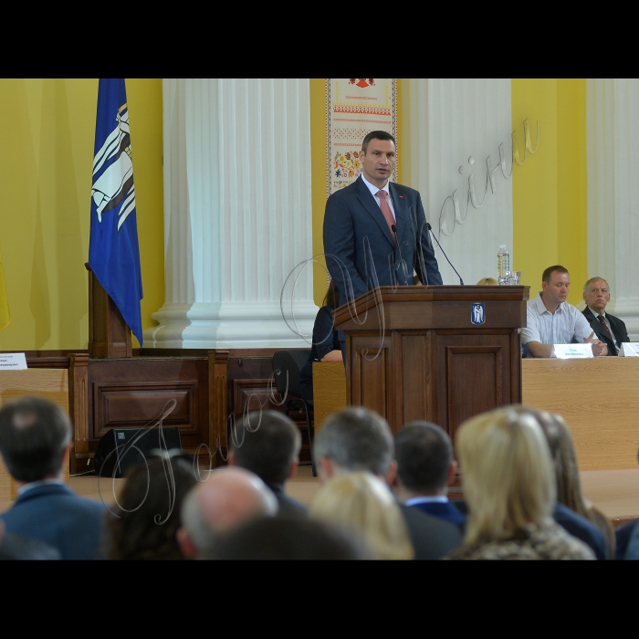 Київ. У колонній залі КМДА відбулось перше пленарне засідання сесії новообраної Київської міської ради, на якій було оголошено рішення про обрання Київського міського голови та депутатів Київради.