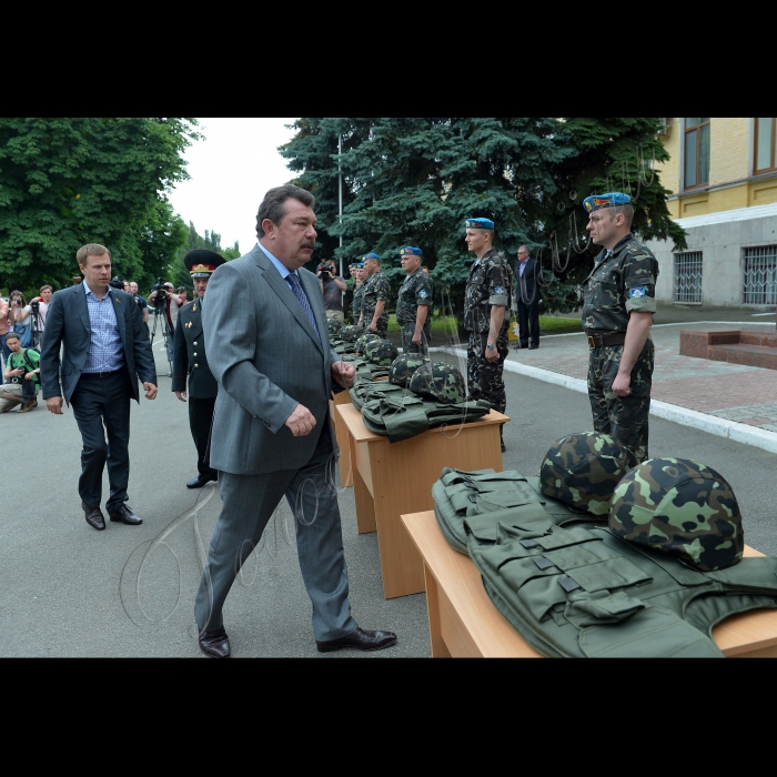 Київ. Народні депутати, члени парламентської депутатської групи «Економічний розвиток» радник Президента України Олександр Кузьмук та Віталій Хомутиннік передали бронежилети і шоломи для військовослужбовців-учасників АТО. (Командування Сухопутних військ ЗСУ, вул. Дегтярівська, 19).