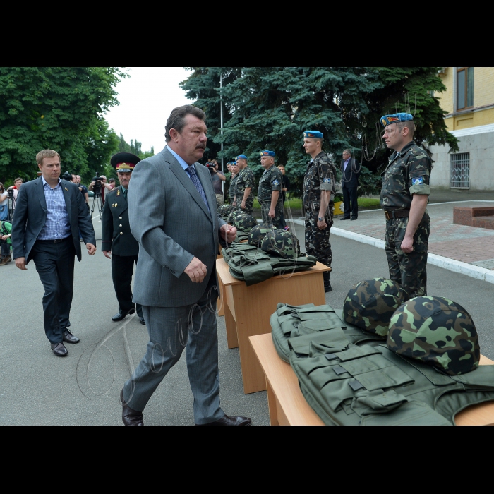 Київ. Народні депутати, члени парламентської депутатської групи «Економічний розвиток» радник Президента України Олександр Кузьмук та Віталій Хомутиннік передали бронежилети і шоломи для військовослужбовців-учасників АТО. (Командування Сухопутних військ ЗСУ, вул. Дегтярівська, 19).