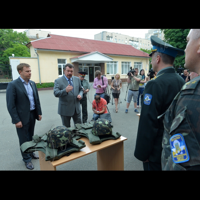 Київ. Народні депутати, члени парламентської депутатської групи «Економічний розвиток» радник Президента України Олександр Кузьмук та Віталій Хомутиннік передали бронежилети і шоломи для військовослужбовців-учасників АТО. (Командування Сухопутних військ ЗСУ, вул. Дегтярівська, 19).