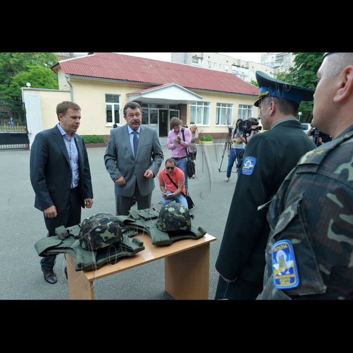 Київ. Народні депутати, члени парламентської депутатської групи «Економічний розвиток» радник Президента України Олександр Кузьмук та Віталій Хомутиннік передали бронежилети і шоломи для військовослужбовців-учасників АТО. (Командування Сухопутних військ ЗСУ, вул. Дегтярівська, 19).