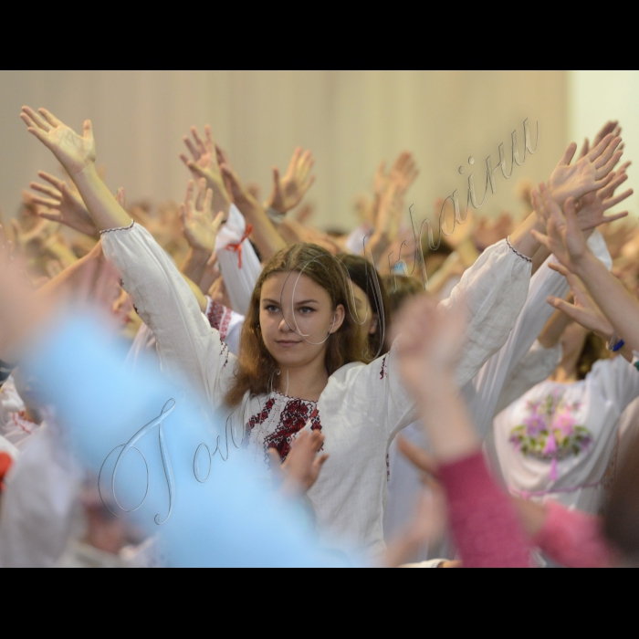 23 вересня 2014. У Мистецькому Арсеналі відбулося відкриття Першого дитячого фестивалю «Мир у дитячих долонях», який поєднає мистецтво, науку, інновації, літературу, театр, анімацію, арт-терапію, різні види творчості для дітей та сімейного дозвілля.