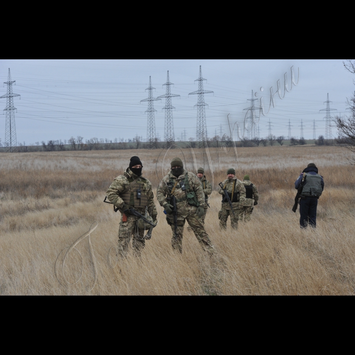 Маріуполь. Донецька область, зона АТО.Війна у нас не тільки на фронті, а й по тилах. Ворожі диверсанти намагаються посіяти паніку в прифронтовій зоні, влаштувати підриви, щоб дестабілізувати обстановку. З цими проявами ворожої діяльності борються контррозвідники Служби безпеки України. Недавно військовики знайшли схованку з ворожими боєприпасами в сухій траві у полі між Маріуполем та Сартаною. 