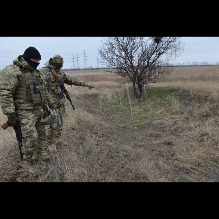 Маріуполь. Донецька область, зона АТО.Війна у нас не тільки на фронті, а й по тилах. Ворожі диверсанти намагаються посіяти паніку в прифронтовій зоні, влаштувати підриви, щоб дестабілізувати обстановку. З цими проявами ворожої діяльності борються контррозвідники Служби безпеки України. Недавно військовики знайшли схованку з ворожими боєприпасами в сухій траві у полі між Маріуполем та Сартаною. 