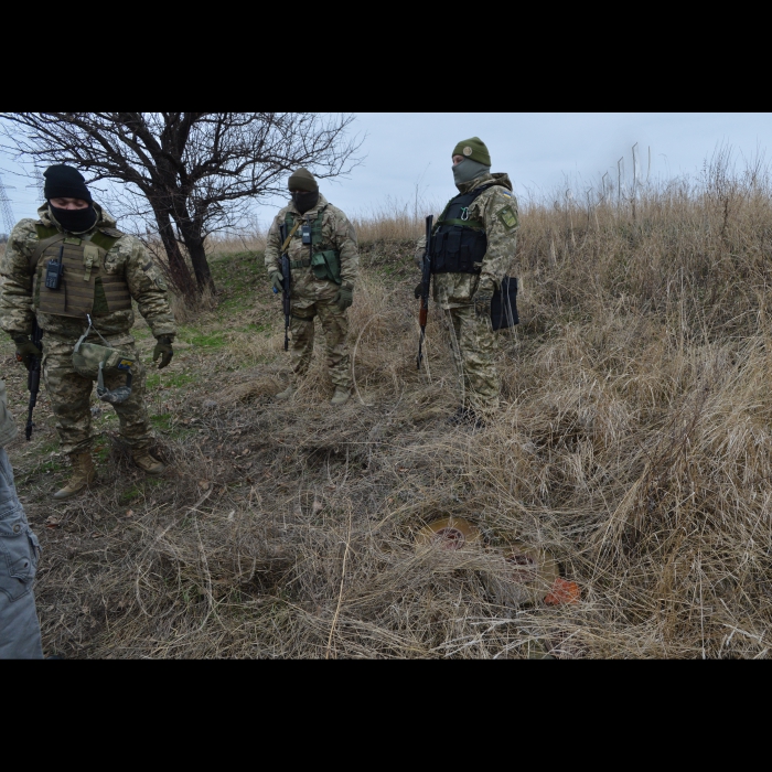 Маріуполь. Донецька область, зона АТО.Війна у нас не тільки на фронті, а й по тилах. Ворожі диверсанти намагаються посіяти паніку в прифронтовій зоні, влаштувати підриви, щоб дестабілізувати обстановку. З цими проявами ворожої діяльності борються контррозвідники Служби безпеки України. Недавно військовики знайшли схованку з ворожими боєприпасами в сухій траві у полі між Маріуполем та Сартаною. 