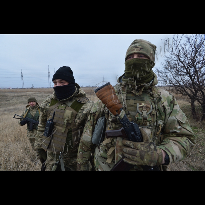 Маріуполь. Донецька область, зона АТО.Війна у нас не тільки на фронті, а й по тилах. Ворожі диверсанти намагаються посіяти паніку в прифронтовій зоні, влаштувати підриви, щоб дестабілізувати обстановку. З цими проявами ворожої діяльності борються контррозвідники Служби безпеки України. Недавно військовики знайшли схованку з ворожими боєприпасами в сухій траві у полі між Маріуполем та Сартаною. 