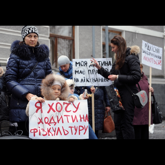 Біля МОЗ України відбулася акція, під час якої  діти-«кришталики», чиї кістки за декілька років ламалися до 30 разів, розбили перед Міністерством охорони здоров’я статуетки малюків. Такою акцією «кришталеві» діти та їхні батьки хочуть показати чиновникам, що їхня бездіяльність означає для них неминучу інвалідність. Головна вимога людей із ламкими кістками – внести їхні захворювання до переліку орфанних (рідкісних) хвороб. Це дасть можливість затвердити протоколи лікування та застосовувати ті препарати, які практикують у всьому світі.