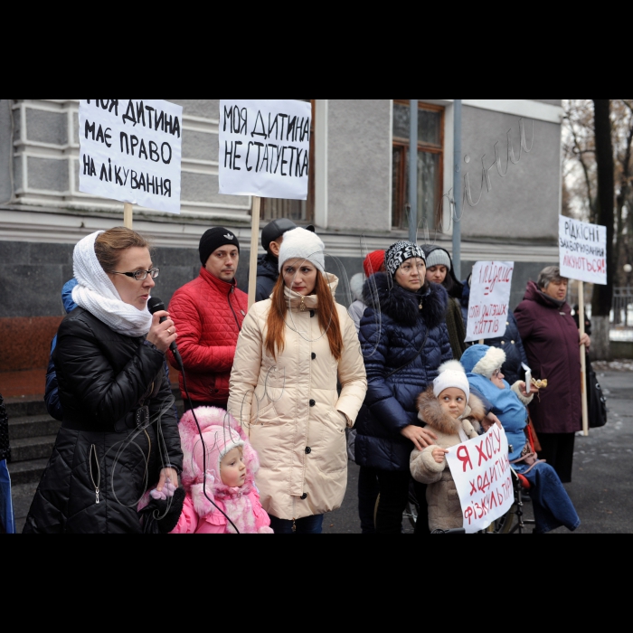 Біля МОЗ України відбулася акція, під час якої  діти-«кришталики», чиї кістки за декілька років ламалися до 30 разів, розбили перед Міністерством охорони здоров’я статуетки малюків. Такою акцією «кришталеві» діти та їхні батьки хочуть показати чиновникам, що їхня бездіяльність означає для них неминучу інвалідність. Головна вимога людей із ламкими кістками – внести їхні захворювання до переліку орфанних (рідкісних) хвороб. Це дасть можливість затвердити протоколи лікування та застосовувати ті препарати, які практикують у всьому світі.