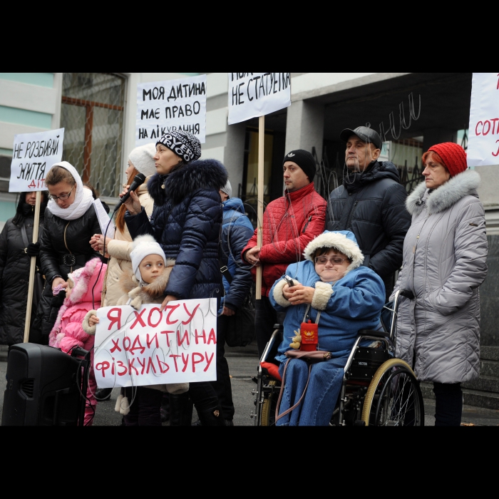 Біля МОЗ України відбулася акція, під час якої  діти-«кришталики», чиї кістки за декілька років ламалися до 30 разів, розбили перед Міністерством охорони здоров’я статуетки малюків. Такою акцією «кришталеві» діти та їхні батьки хочуть показати чиновникам, що їхня бездіяльність означає для них неминучу інвалідність. Головна вимога людей із ламкими кістками – внести їхні захворювання до переліку орфанних (рідкісних) хвороб. Це дасть можливість затвердити протоколи лікування та застосовувати ті препарати, які практикують у всьому світі.