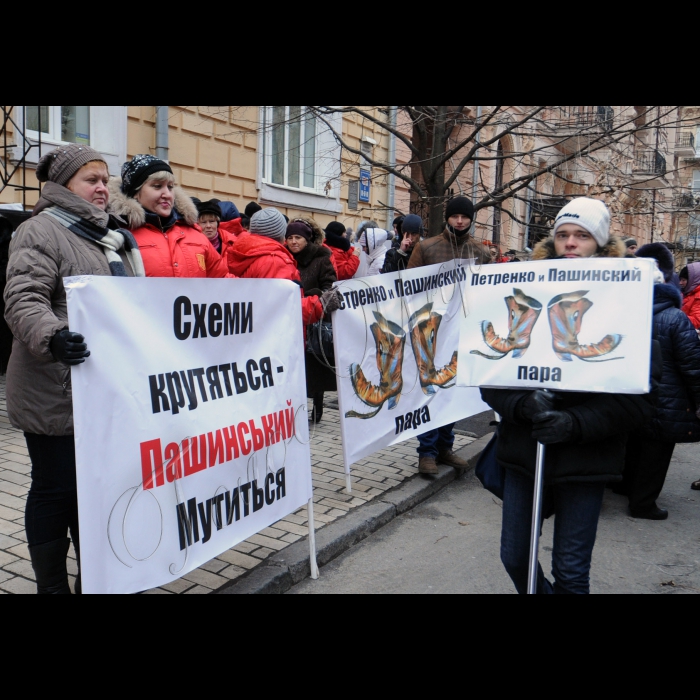 Біля міністерства юстиції України відбувся мітинг працівників Житомирської кондитерської фабрики. Учасники вимагали розблокування роботи підприємства для виплати заробітних плат 2000 працівників. Також мітингувальники передадуть звернення від трудового колективу міністру юстиції Павлу  Петренку