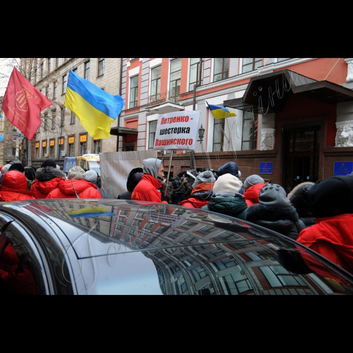 Біля міністерства юстиції України відбувся мітинг працівників Житомирської кондитерської фабрики. Учасники вимагали розблокування роботи підприємства для виплати заробітних плат 2000 працівників. Також мітингувальники передадуть звернення від трудового колективу міністру юстиції Павлу  Петренку