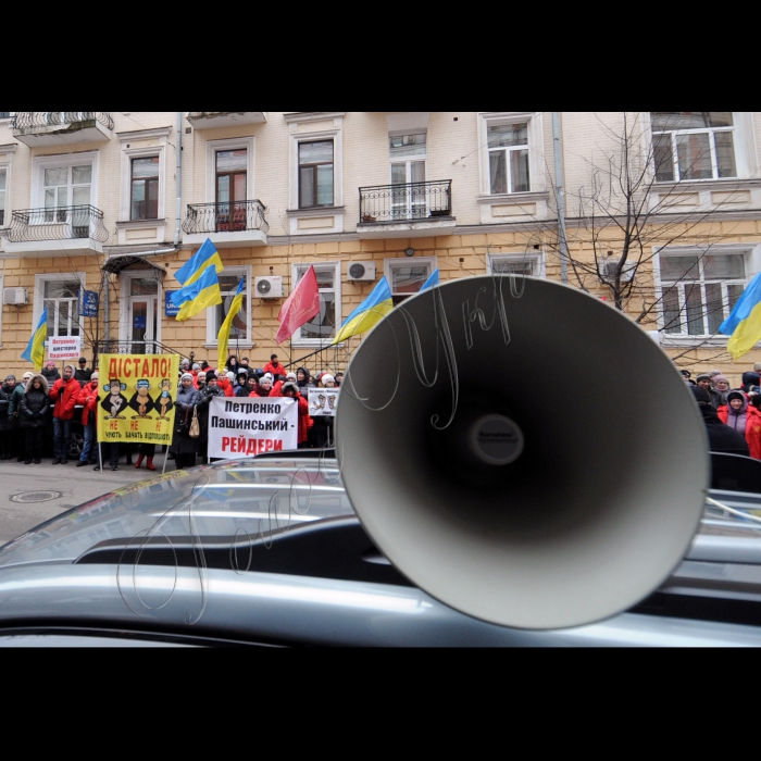 Біля міністерства юстиції України відбувся мітинг працівників Житомирської кондитерської фабрики. Учасники вимагали розблокування роботи підприємства для виплати заробітних плат 2000 працівників. Також мітингувальники передадуть звернення від трудового колективу міністру юстиції Павлу  Петренку