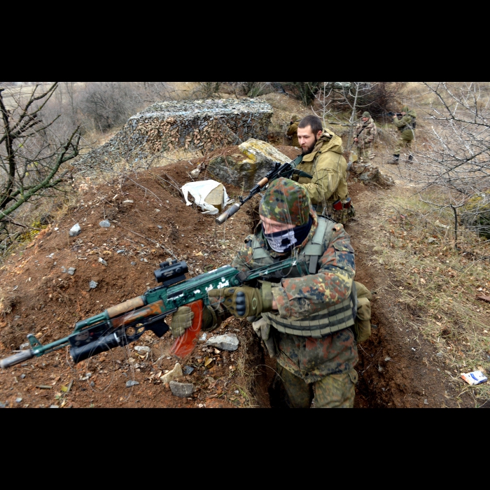 Свято під обстрілами
Вже другий рік поспіль Україна відзначає День Збройних Сил в умовах війни. За цей час дитина вчиться говорити й ходити. Можемо з упевненістю сказати, що наші воїни навчились за цей буремний час випробувань набагато більше – воювати по справжньому.
Нині маємо те, що зветься «Ні миру, ні війни». Це для військ -- це найскладніший і найтяжчий час. Але віримо і знаємо – перемога буде за нами!
Бійці 72-ї бригади стоять на передньому краї оборони в районі Новотроїцького. Удень -- затишшя, а ледь не кожної ночі – обстріли. Диверсійно-розвідувальні групи противника підходять до наших позицій на близькі відстані – до 300-т метрів, ведуть розвідку, обстрілюють з кулеметів. Наші мають велике терпіння, та коли ворог зовсім нахабніє – дають здачі. І кожного дня з сутінками підрозділ переходить у повну бойову готовність – ворог може прийти кожної миті.
Бійці 72 бригади Прапор , Президент