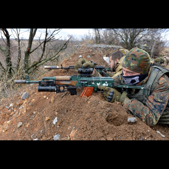 Свято під обстрілами
Вже другий рік поспіль Україна відзначає День Збройних Сил в умовах війни. За цей час дитина вчиться говорити й ходити. Можемо з упевненістю сказати, що наші воїни навчились за цей буремний час випробувань набагато більше – воювати по справжньому.
Нині маємо те, що зветься «Ні миру, ні війни». Це для військ -- це найскладніший і найтяжчий час. Але віримо і знаємо – перемога буде за нами!
Бійці 72-ї бригади стоять на передньому краї оборони в районі Новотроїцького. Удень -- затишшя, а ледь не кожної ночі – обстріли. Диверсійно-розвідувальні групи противника підходять до наших позицій на близькі відстані – до 300-т метрів, ведуть розвідку, обстрілюють з кулеметів. Наші мають велике терпіння, та коли ворог зовсім нахабніє – дають здачі. І кожного дня з сутінками підрозділ переходить у повну бойову готовність – ворог може прийти кожної миті.
Бійці 72 бригади Президент, Прапор