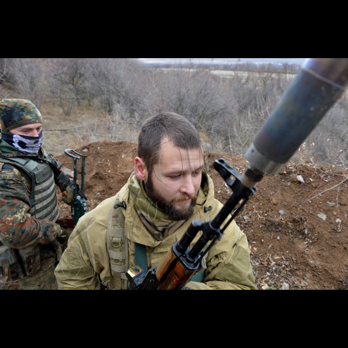 Свято під обстрілами
Вже другий рік поспіль Україна відзначає День Збройних Сил в умовах війни. За цей час дитина вчиться говорити й ходити. Можемо з упевненістю сказати, що наші воїни навчились за цей буремний час випробувань набагато більше – воювати по справжньому.
Нині маємо те, що зветься «Ні миру, ні війни». Це для військ -- це найскладніший і найтяжчий час. Але віримо і знаємо – перемога буде за нами!
Бійці 72-ї бригади стоять на передньому краї оборони в районі Новотроїцького. Удень -- затишшя, а ледь не кожної ночі – обстріли. Диверсійно-розвідувальні групи противника підходять до наших позицій на близькі відстані – до 300-т метрів, ведуть розвідку, обстрілюють з кулеметів. Наші мають велике терпіння, та коли ворог зовсім нахабніє – дають здачі. І кожного дня з сутінками підрозділ переходить у повну бойову готовність – ворог може прийти кожної миті.
Бійці 72 бригади Прапор, Президент