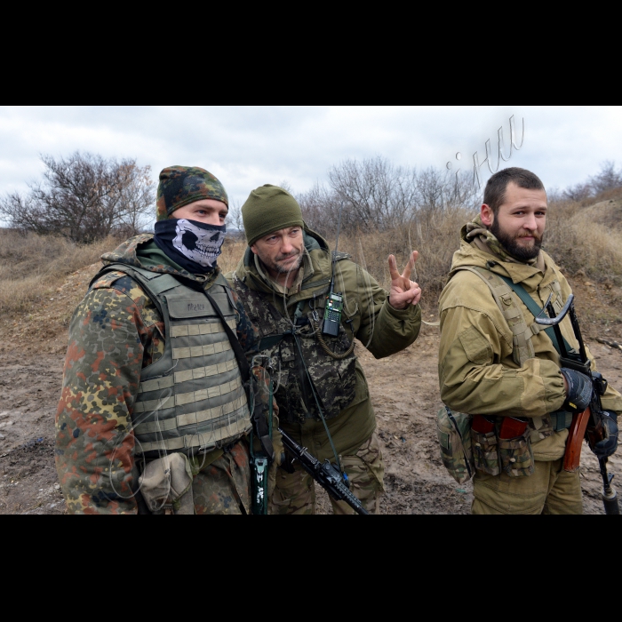 Свято під обстрілами
Вже другий рік поспіль Україна відзначає День Збройних Сил в умовах війни. За цей час дитина вчиться говорити й ходити. Можемо з упевненістю сказати, що наші воїни навчились за цей буремний час випробувань набагато більше – воювати по справжньому.
Нині маємо те, що зветься «Ні миру, ні війни». Це для військ -- це найскладніший і найтяжчий час. Але віримо і знаємо – перемога буде за нами!
Бійці 72-ї бригади стоять на передньому краї оборони в районі Новотроїцького. Удень -- затишшя, а ледь не кожної ночі – обстріли. Диверсійно-розвідувальні групи противника підходять до наших позицій на близькі відстані – до 300-т метрів, ведуть розвідку, обстрілюють з кулеметів. Наші мають велике терпіння, та коли ворог зовсім нахабніє – дають здачі. І кожного дня з сутінками підрозділ переходить у повну бойову готовність – ворог може прийти кожної миті.
Бійці 72 бригади Прапор, Маестро, Президент