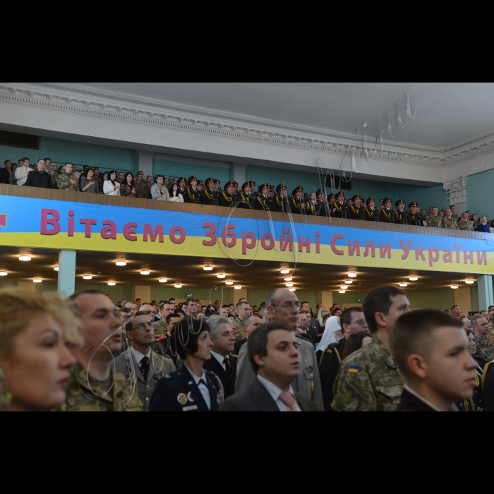 У Центральному будинку офіцерів Збройних Сил України відбулися урочисті збори, церемонія вручення державних нагород України та святковий концерт, присвячені Дню Збройних Сил України. У заході взяв участь президент держави Петро Порошенко, керівництво Міністерства оборони та Генерального штабу Збройних Сил України, військовослужбовці, почесні гості.
Під час урочистостей