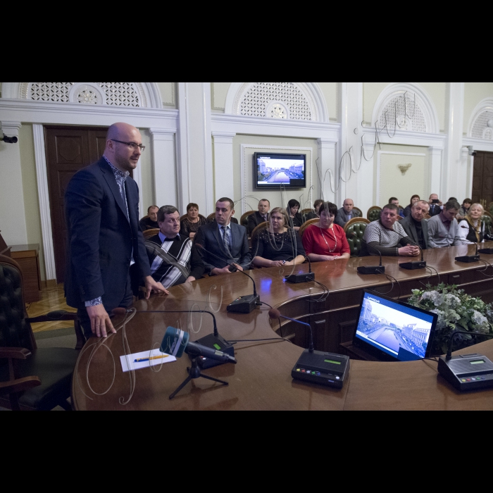 Голова ВР України Володимир Гройсман зустрівся з представниками місцевого самоврядування декількох районів Черкаської області. У зустрічі брав участь народний депутат Сергій Рудик.
Сергій Рудик спілкується з представниками місцевого самоврядування;