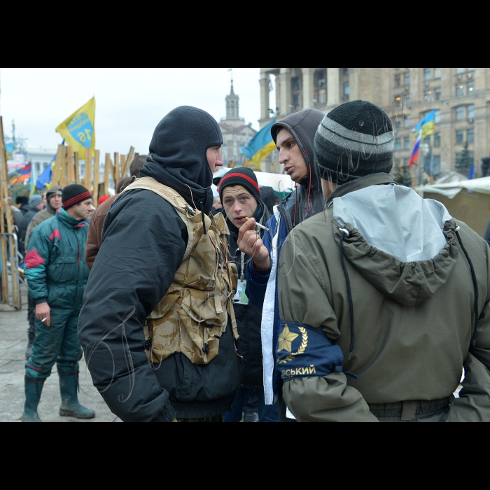 Київ. Майдан Незалежності. Євромайдан.
Охорона Майдану виводить з території містечка нетверезого чоловіка.