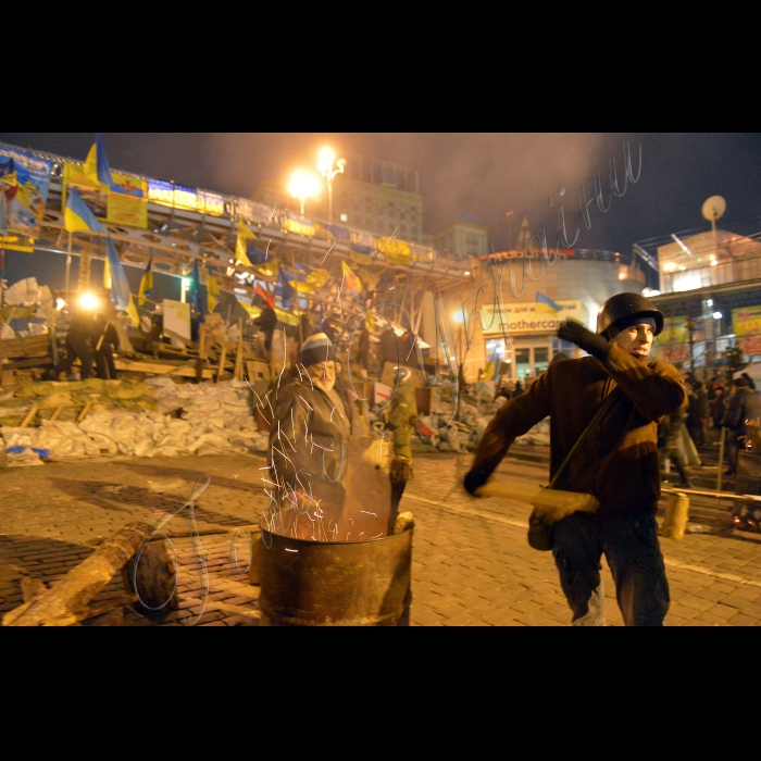 Київ. Євромайдан.Бійки на вул. Грушевського, біля стадіону «Динамо», між учасниками протесту і правоохоронцями.
