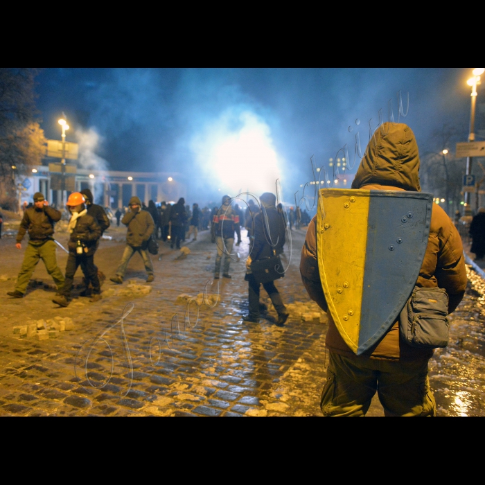 Київ. Євромайдан.Бійки на вул. Грушевського, біля стадіону «Динамо», між учасниками протесту і правоохоронцями.
