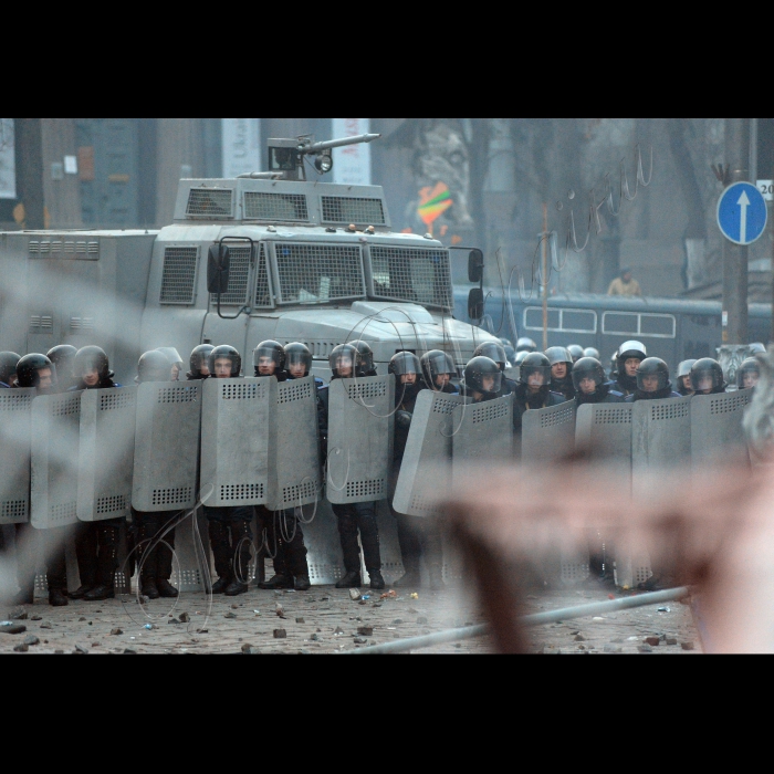 Київ. Євромайдан.Бійки на вул. Грушевського, біля стадіону «Динамо», між учасниками протесту і правоохоронцями.
