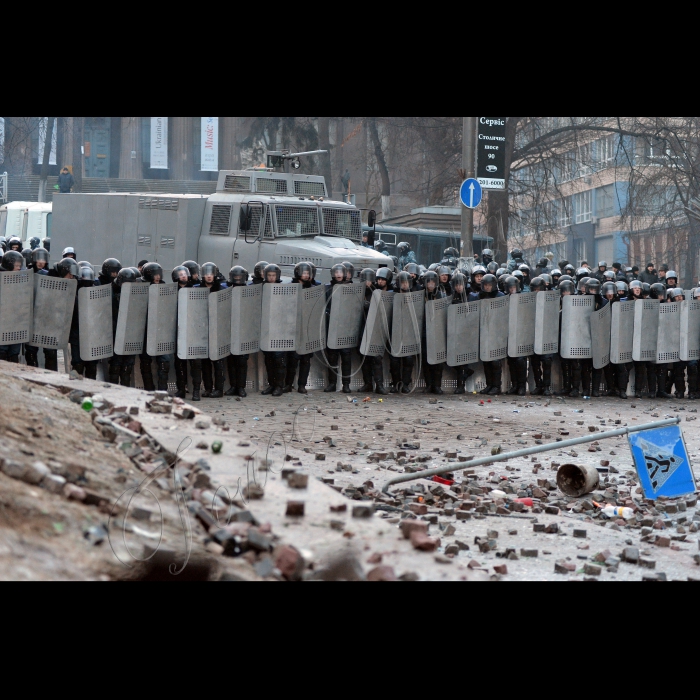 Київ. Євромайдан.Бійки на вул. Грушевського, біля стадіону «Динамо», між учасниками протесту і правоохоронцями.
