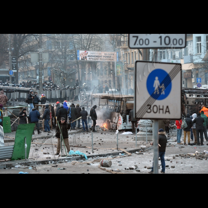 Київ. Євромайдан.Бійки на вул. Грушевського, біля стадіону «Динамо», між учасниками протесту і правоохоронцями.
