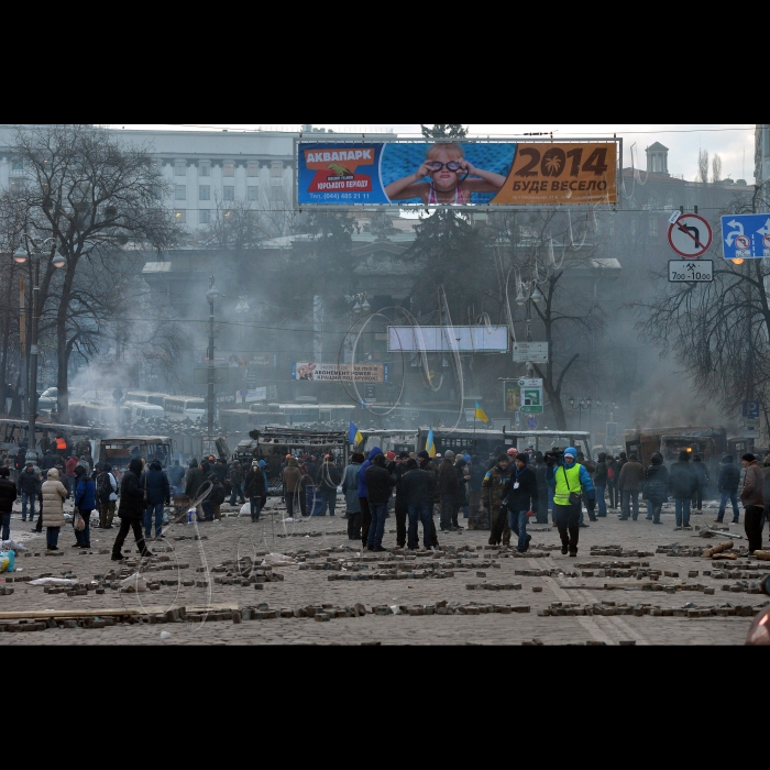 Київ. Євромайдан.Бійки на вул. Грушевського, біля стадіону «Динамо», між учасниками протесту і правоохоронцями.
