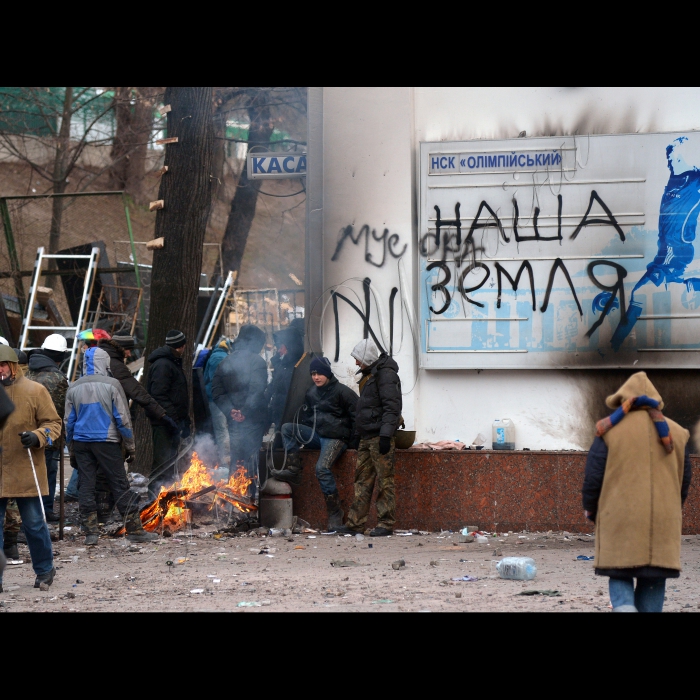 Київ. Тривають сутички на вулиці Грушевського між євро-мітингувальниками та міліцією.